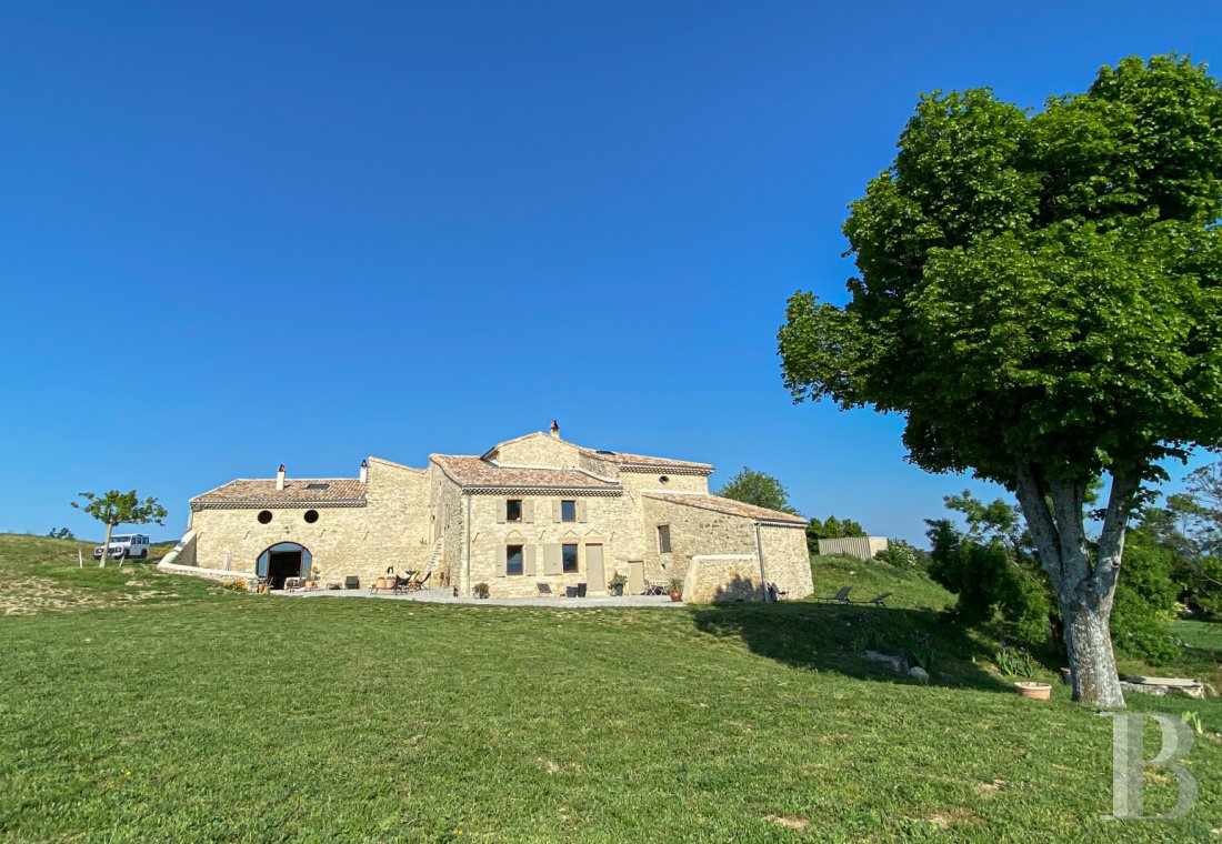 Dans la Drôme, sur les hauteurs d’une colline, une ancienne ferme entièrement rénovée dans le respect de sa construction d’origine - photo  n°41